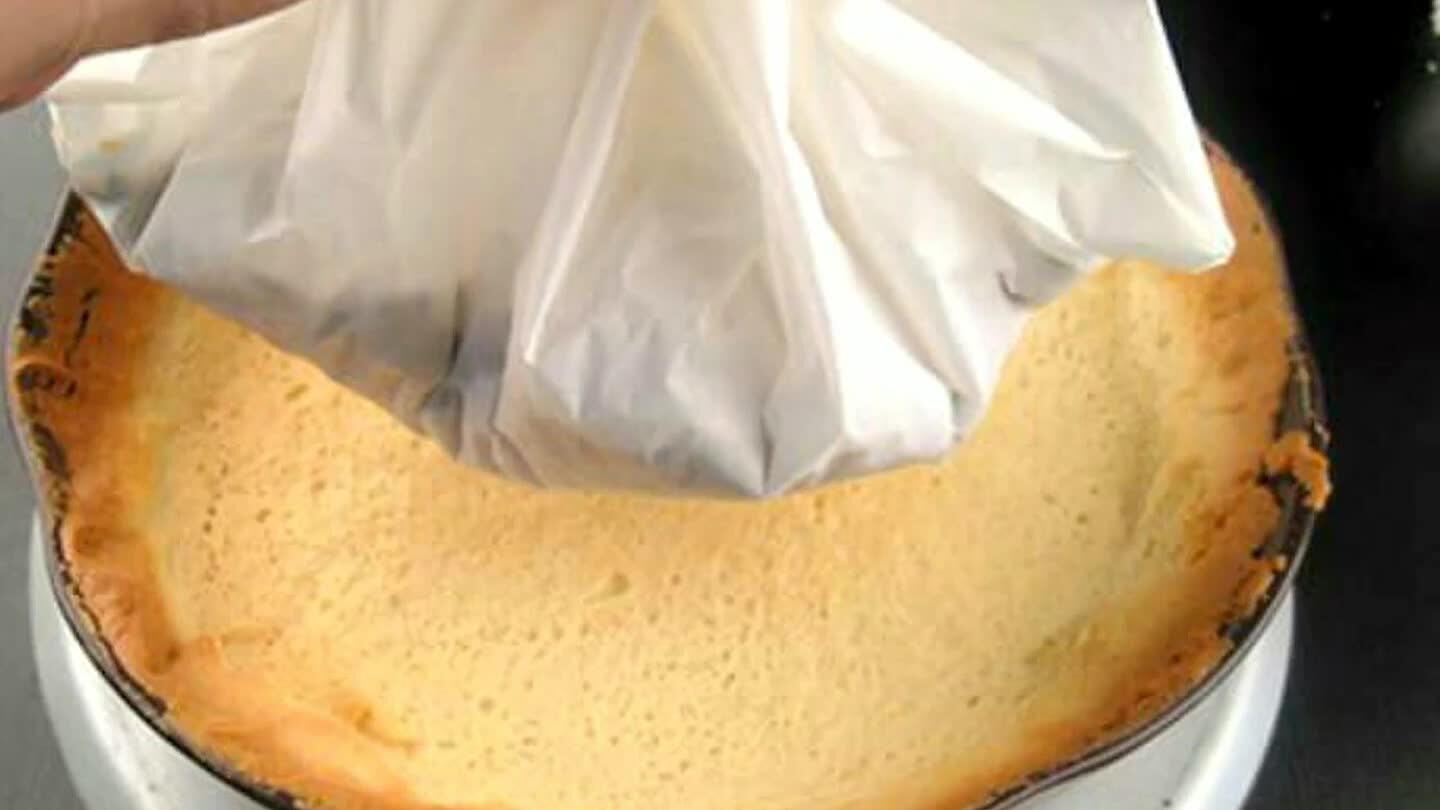 Enlever les fruits secs et le papier sulfurisé et enduiser le fond d'œuf battu et remettre 5 minutes au four.