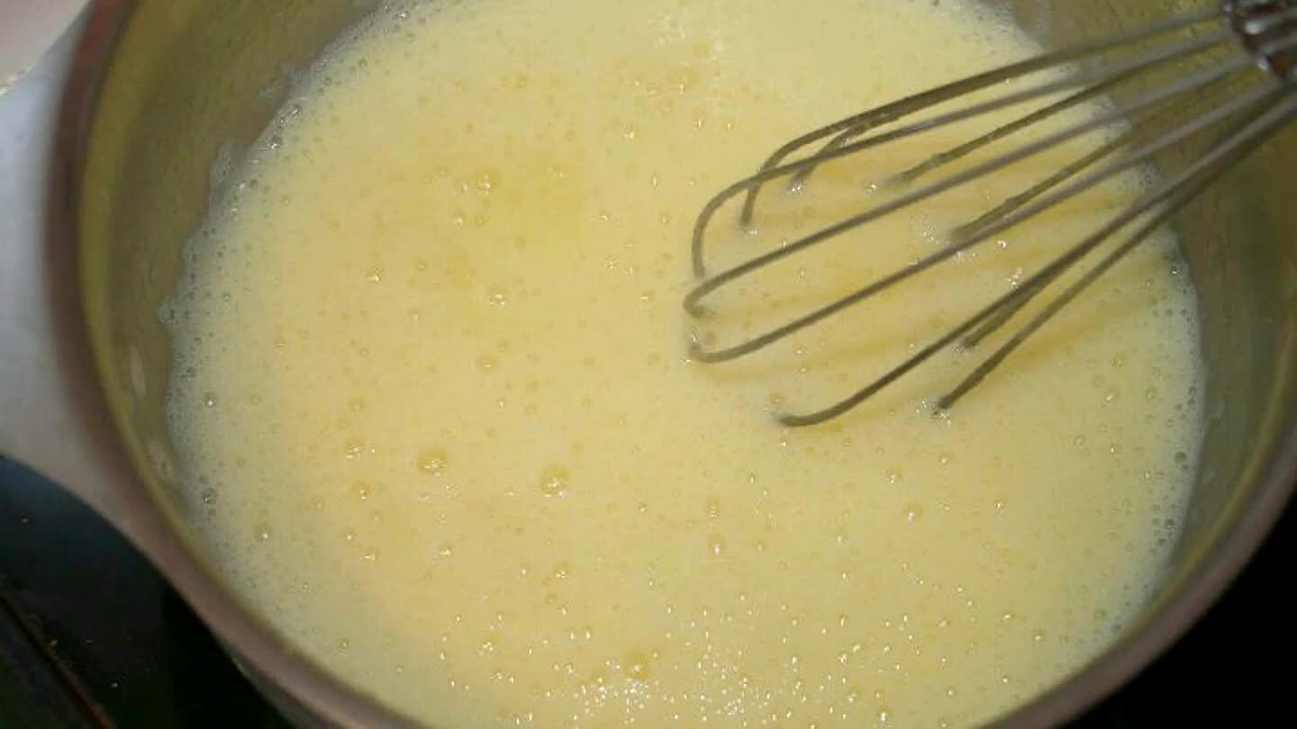 Incorporer la Maïzena,le jus de citron et le beurre sans cesser de fouetter.