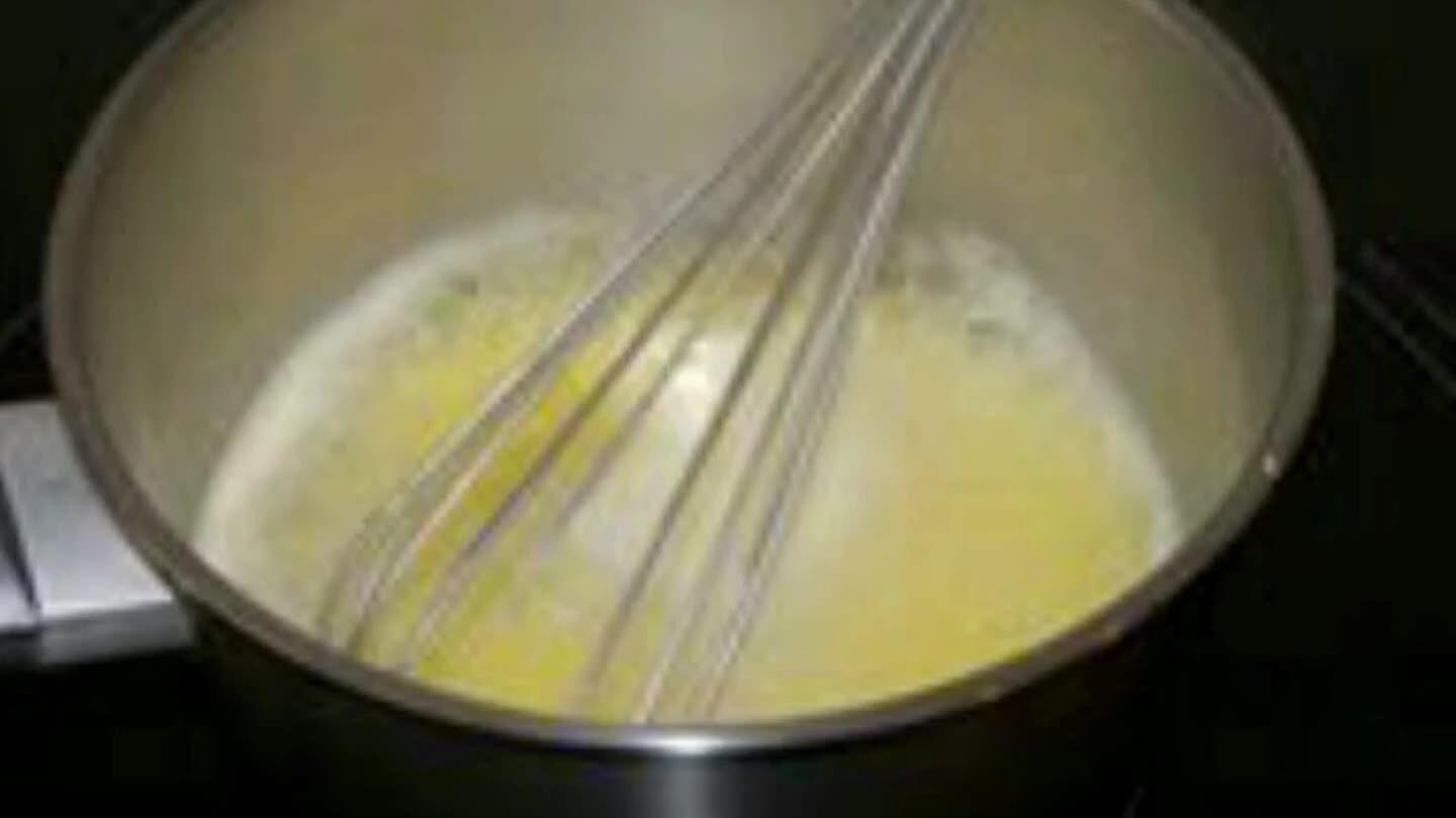 Transvaser le mélange dans une casserole puis le faire épaissir en chauffant à feu modéré sans cesser de fouetter.