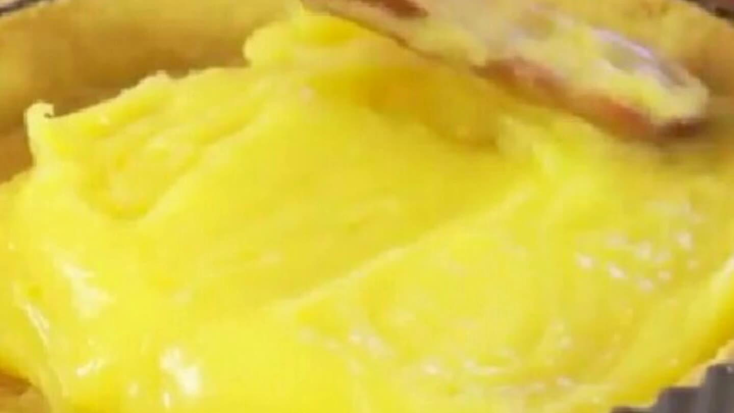 Étaler la crème de citron sur le fond de tarte.
