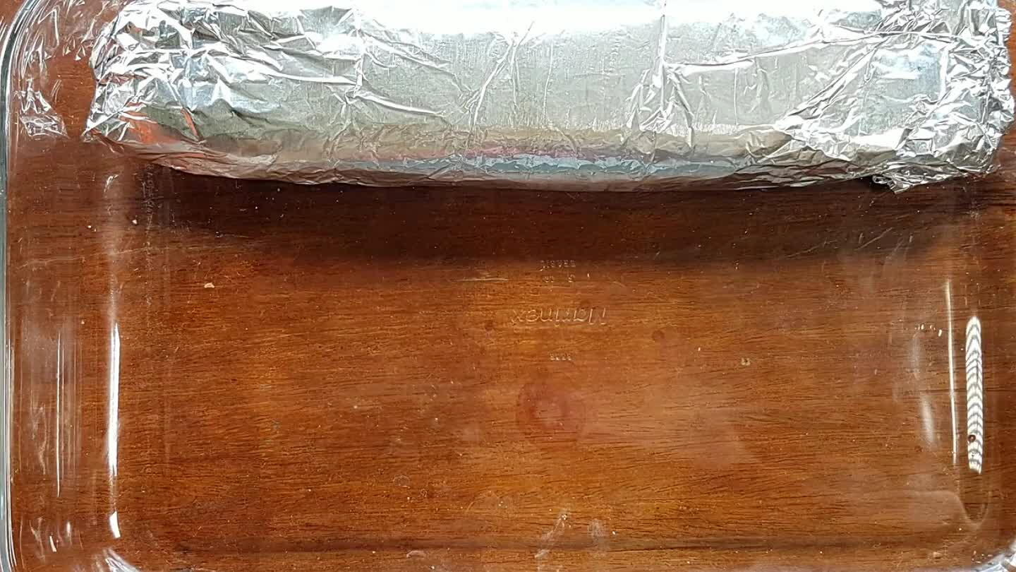 sar margarina para facilitar na hora que for servido, transferir o rolo do doce para o papel alumínio e reservar;
