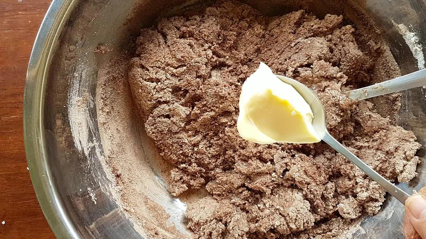 uva e mexa com a mão ( sobrou um pouco da segunda caixa de leite condensado) passe margarina nas mãos e modele 4 bolas;