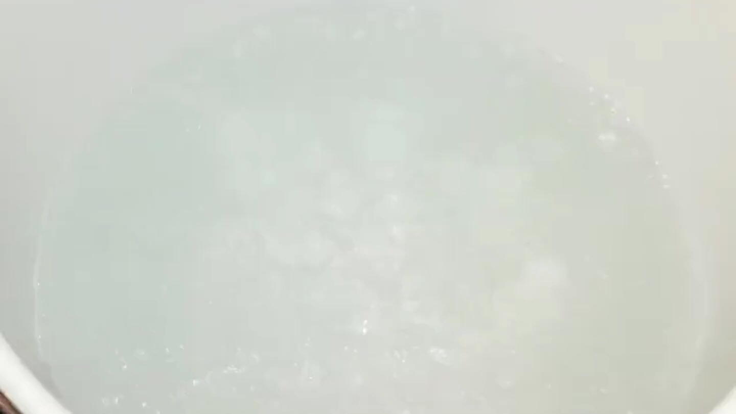 le a házi lasagne tésztát, és főzze 2 percig. Ezután szedje ki a tésztát, és tegye hideg vízbe, hogy a tészta ne főjjön tovább. Amikor kihűlt, a tésztát szedje egy szűrőbe.