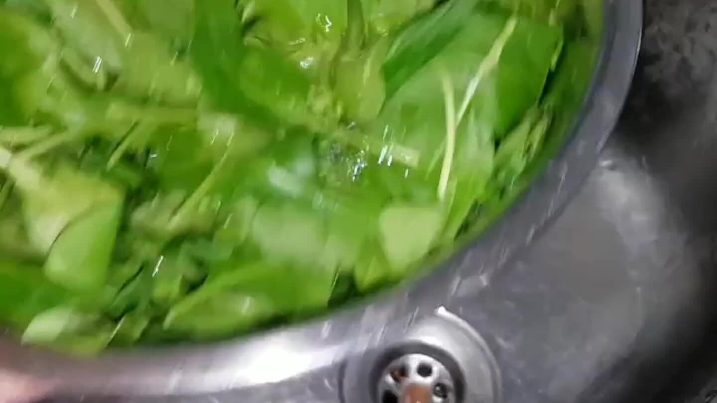 200ml vizet egy lábosba, majd forralja fel a vizet.
