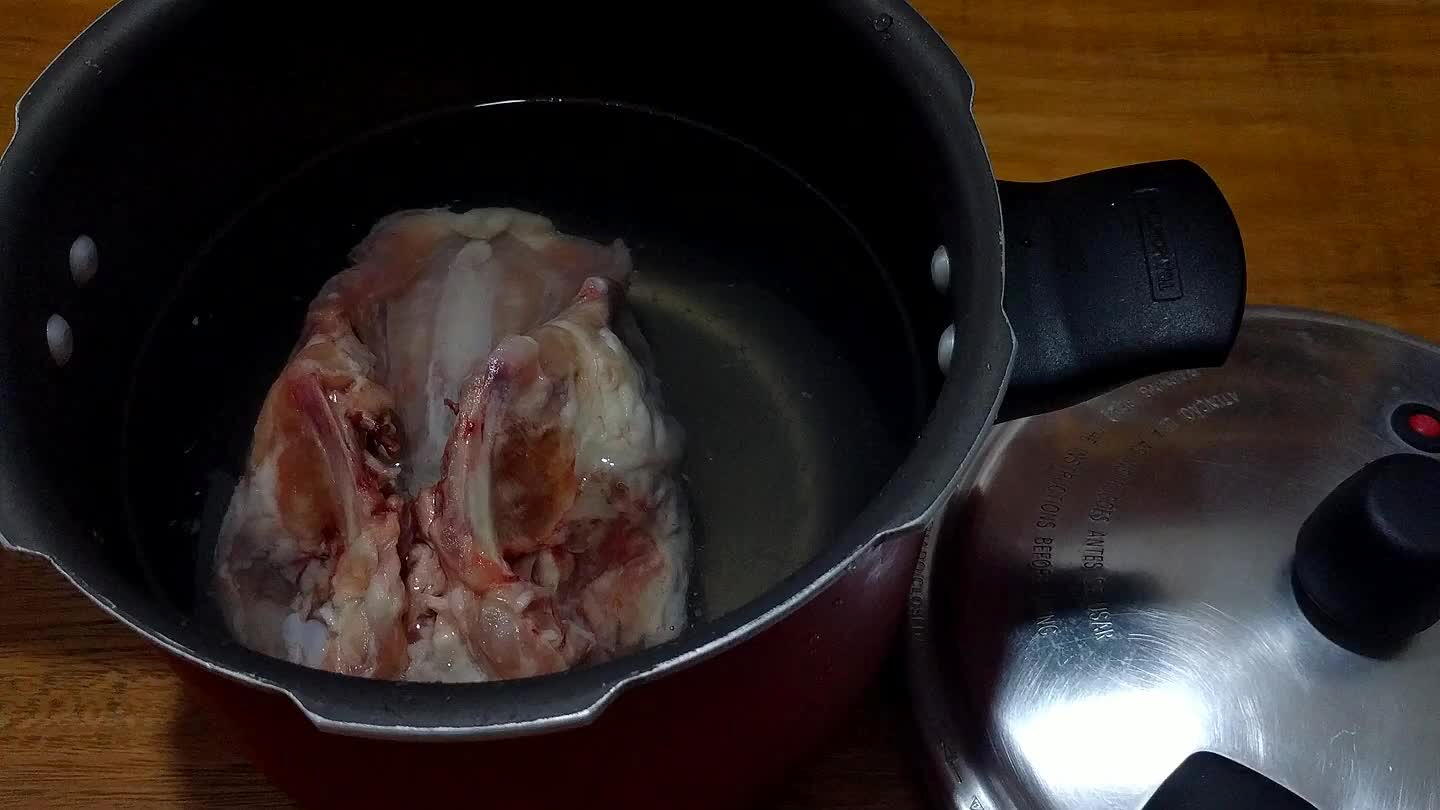 na panela 1 colher de margarina, 1 caldo de galinha e a cebola ralada no ralo grosso, deixar apurar um pouco;