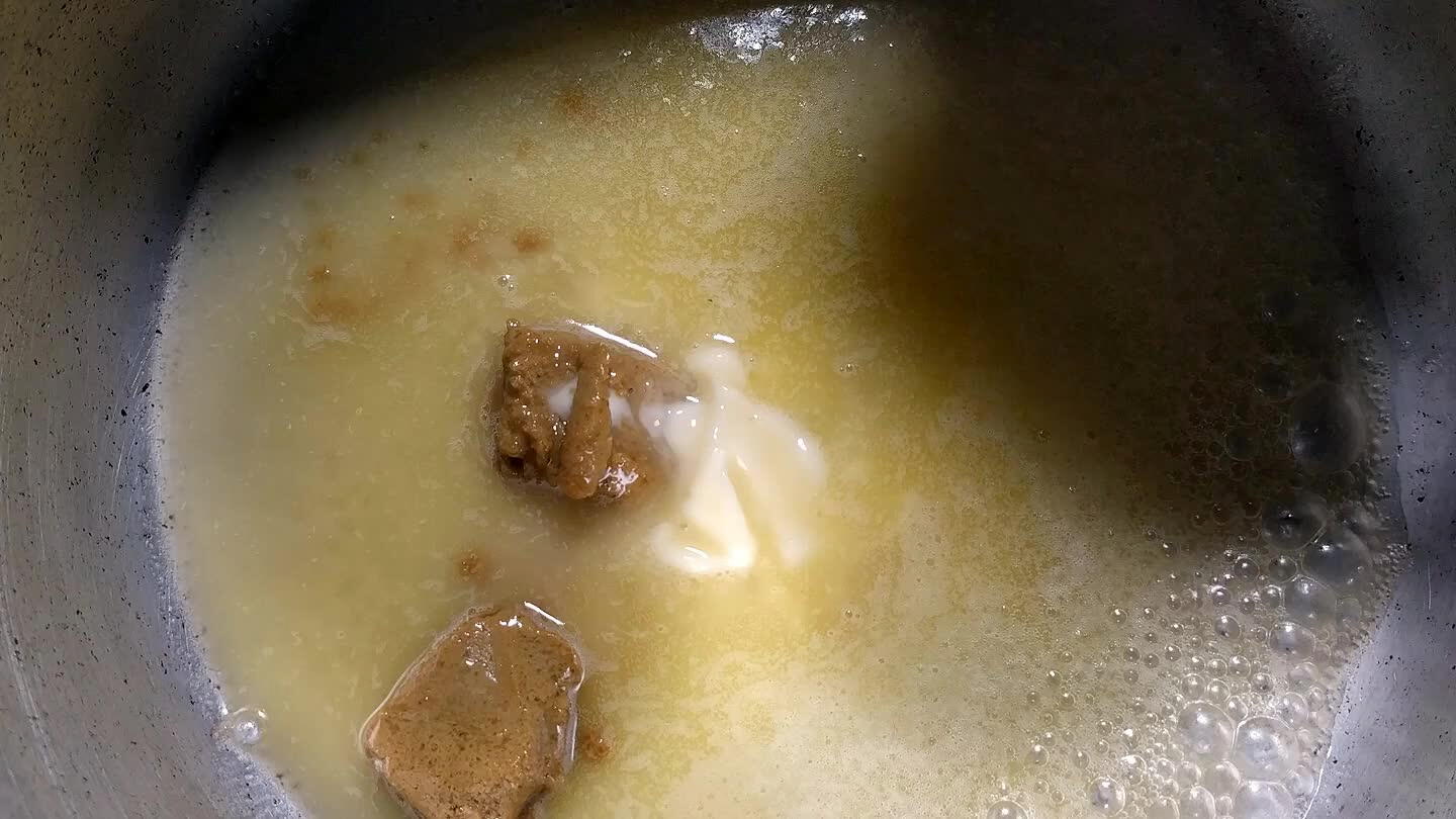 crescentar a noz moscada ralada e 2 colheres de farinha de trigo deixando apurar um pouco;