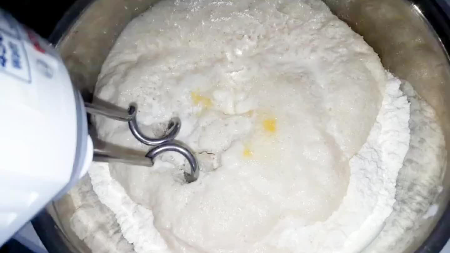 Dagassza fel géppel a tésztát. Fokozatosan növelje a teljesítményt, dagassza minél homogénebbre a tésztát.