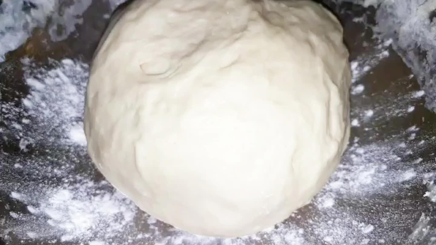 A tésztát vegye ki az edényből, lisztezze be az edényt, tegye vissza a tésztát, lisztezze meg a tészta tetejét, majd ruhával lefedve kelessze 30 percig szobahőmérsékleten.
