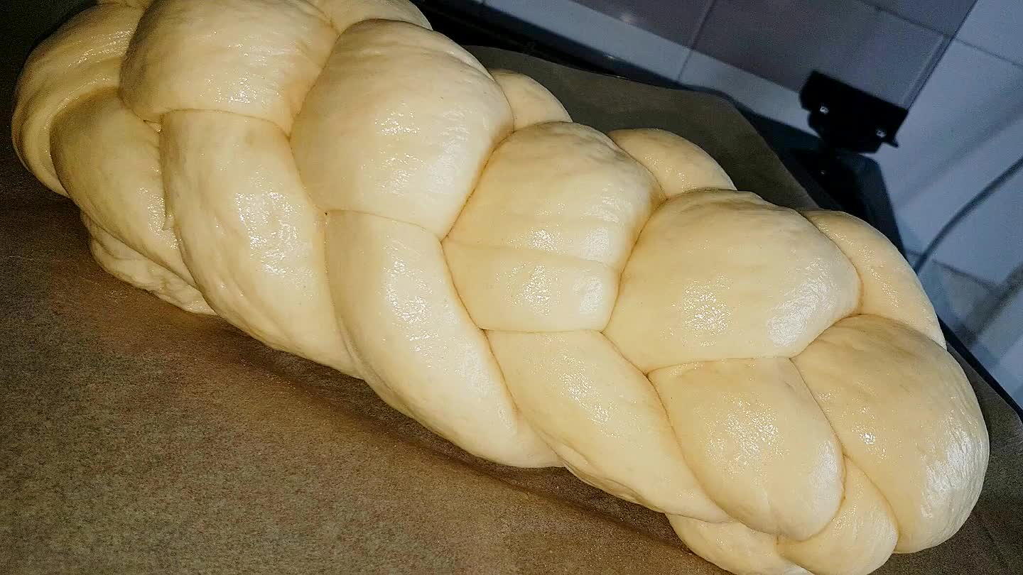 A kelesztés közben a tojás beszívódik a tésztába, a csillogó fénye tompább, selymesebb lesz.