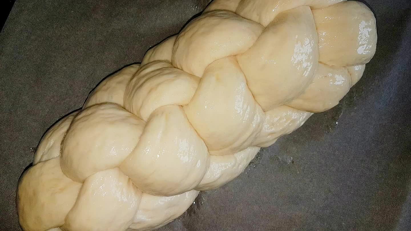 A kalács tésztája az utolsó kelesztés lazább, levegősebb lesz.