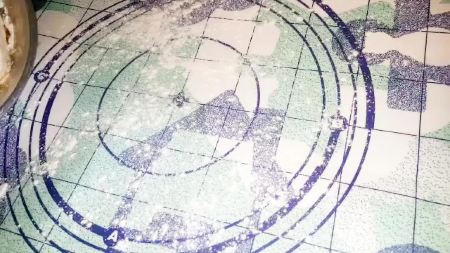 se meg, nyújtsa ki, és először vágja ketté a tésztát.