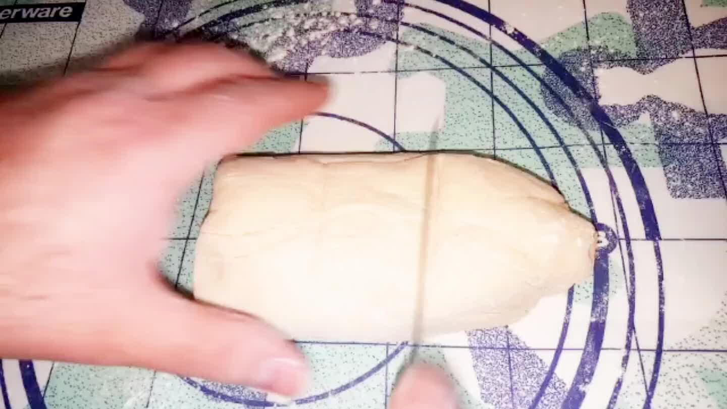 tadarabunk lesz. Ezeket a darabokat kézzel formájuk golyó formára, majd szórja meg liszttel, és ruha alatt ismét kelessze 15 percig.