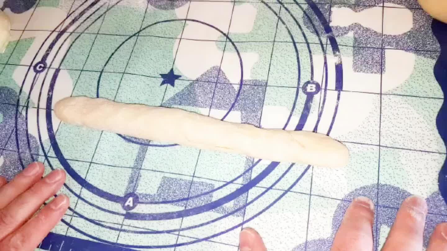 mában rendezze el a tésztákat a felületen.