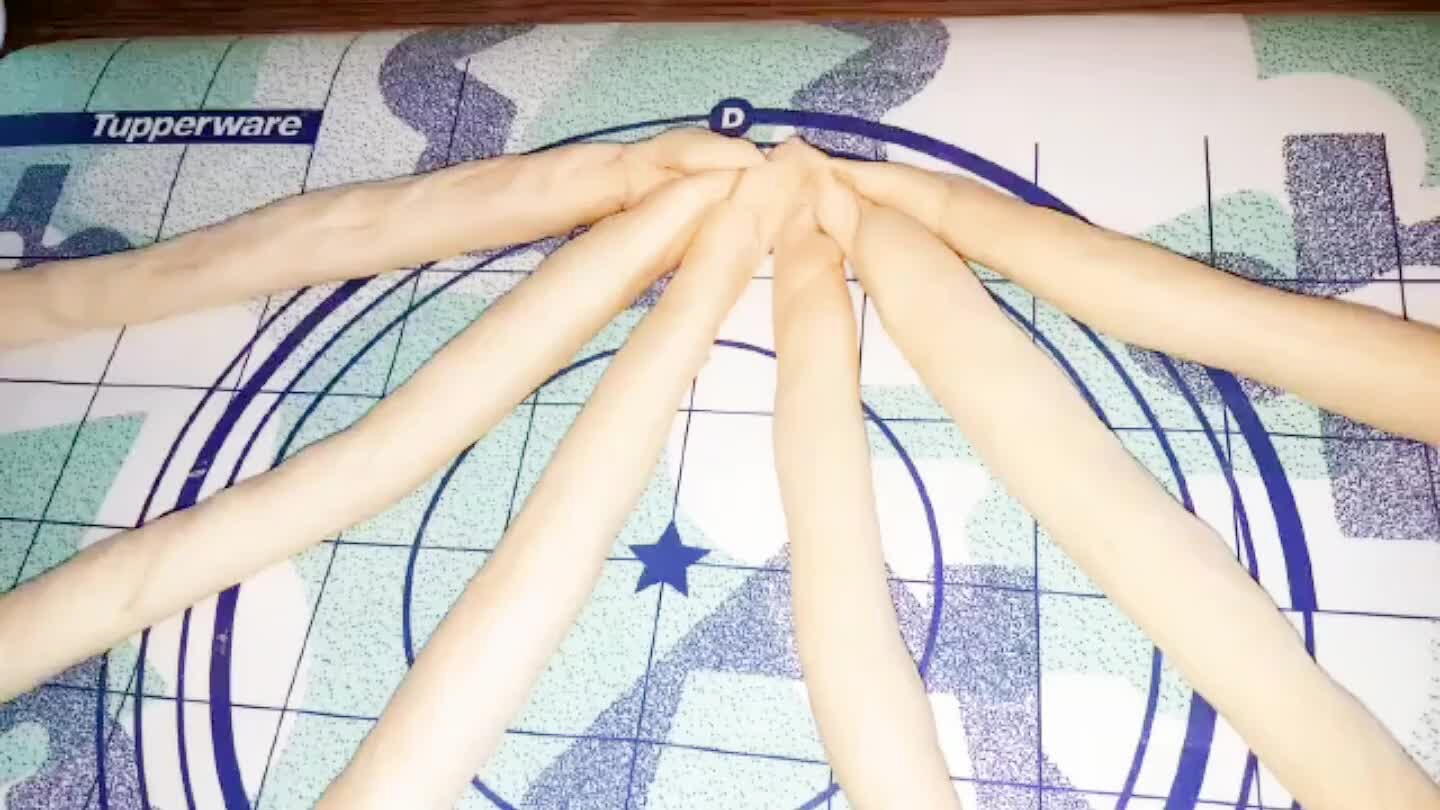 6-os szálat keresztezze az 1-es szál alá. Az 1-es szálat tegye át a 6-os helyére. Az 1-es szálat tegye a 3-as helyre, az 5-ös szálat tegye az 1-es helyre.