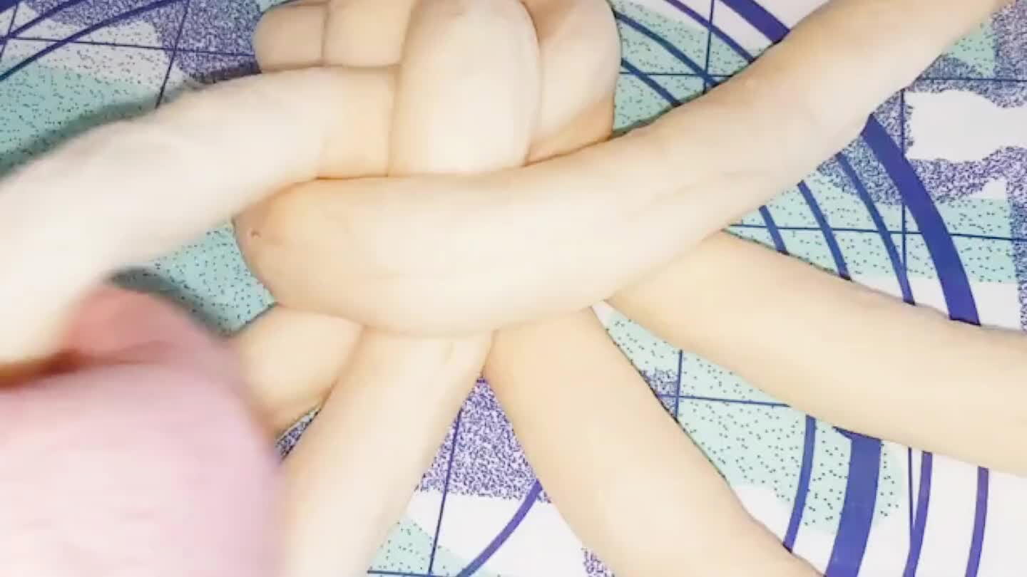  a végeit kicsit hajtsa a fonat alá.