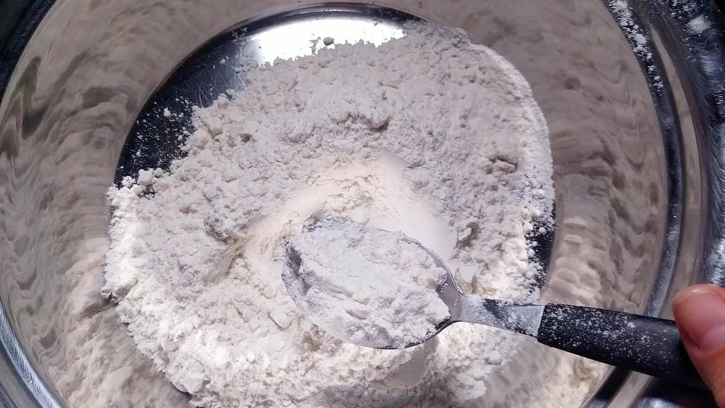 Em uma vasilha misture a farinha,o ovo e a margarina;