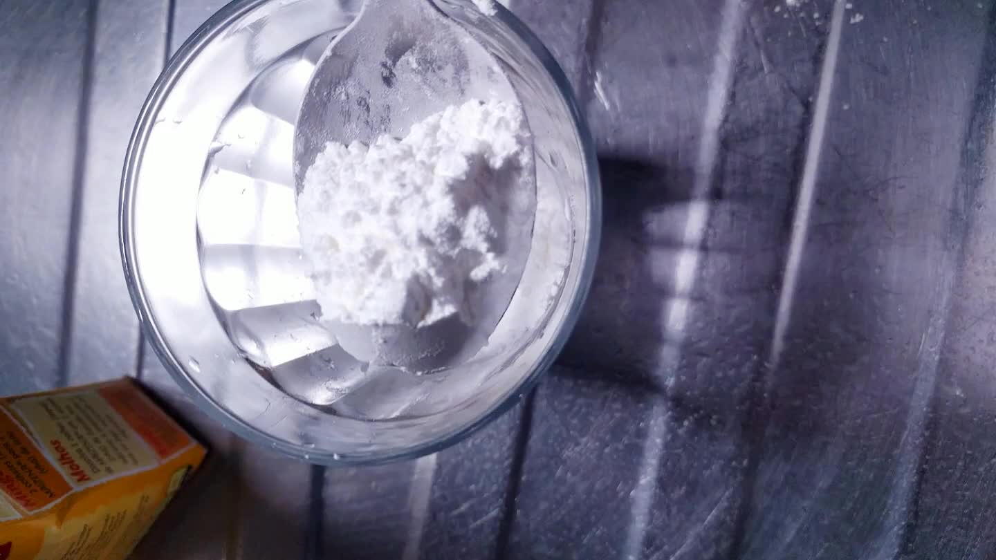 Reservar um pouco do leite para diluir 2 colheres de Maizena, levantando a fervura despejar no creme até que fique em uma consistência boa, sempre mexendo;