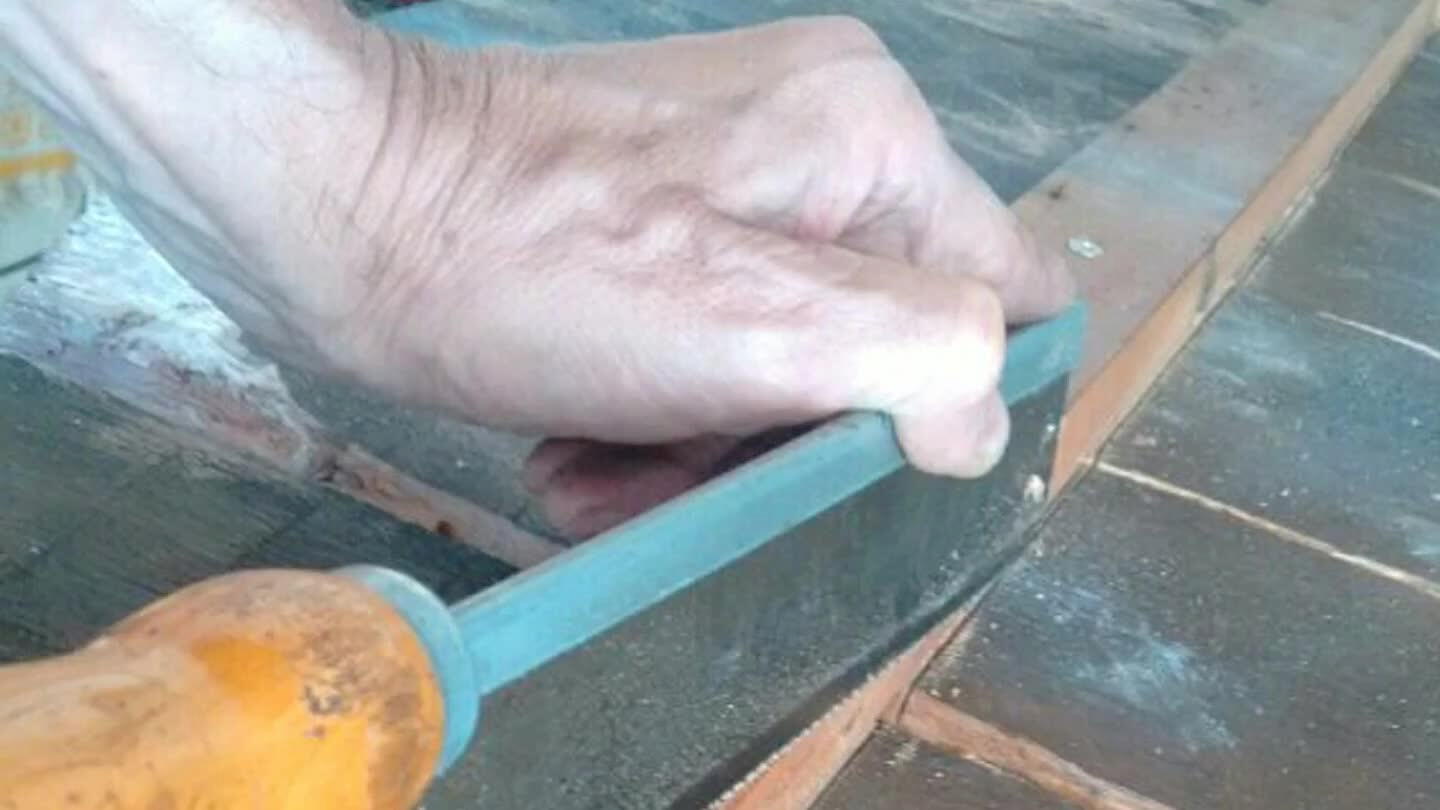 a inclinação e cortar com cerca de 10 mm de profundidade as tábuas do tampo para fazer o canal.