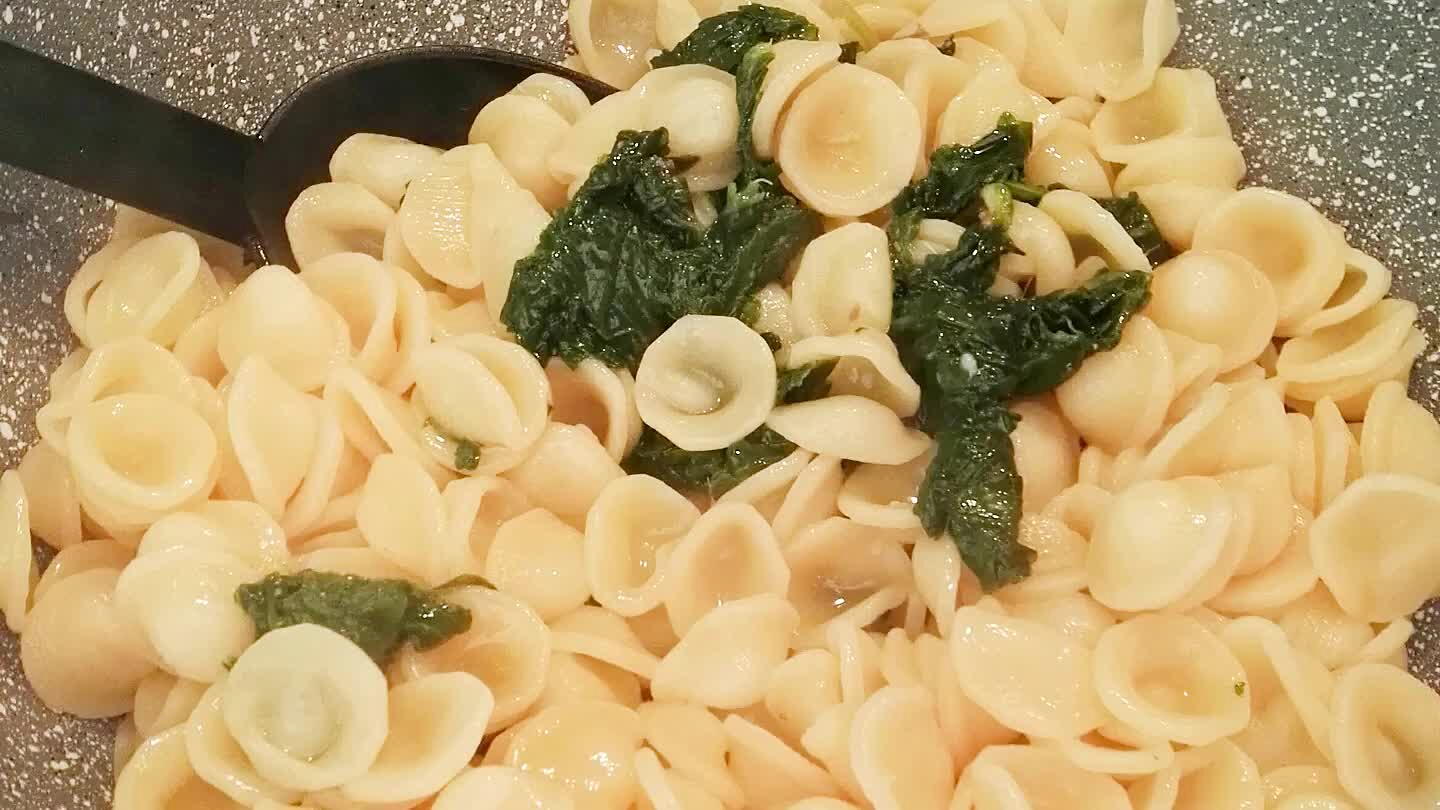 Cuocere le orecchiette in abbondante acqua salata (potete usare anche la stessa acqua usata per bollire le cime) e unire al condimento preparato mescolando sul fuoco per qualche istante.
