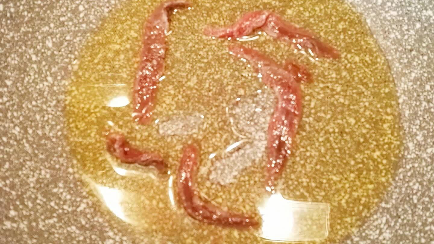 acciughe e il peperoncino. Unire quindi le cime di rapa cotte e lasciare cuocere per qualche minuto. Aggiustare di sale se necessario.