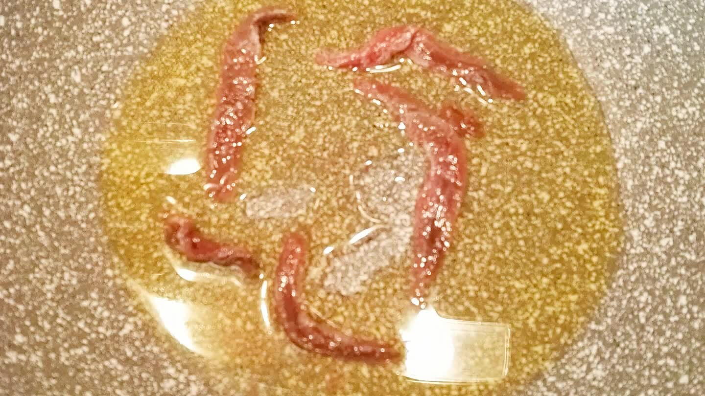 acciughe e il peperoncino. Unire quindi le cime di rapa cotte e lasciare cuocere per qualche minuto. Aggiustare di sale se necessario.