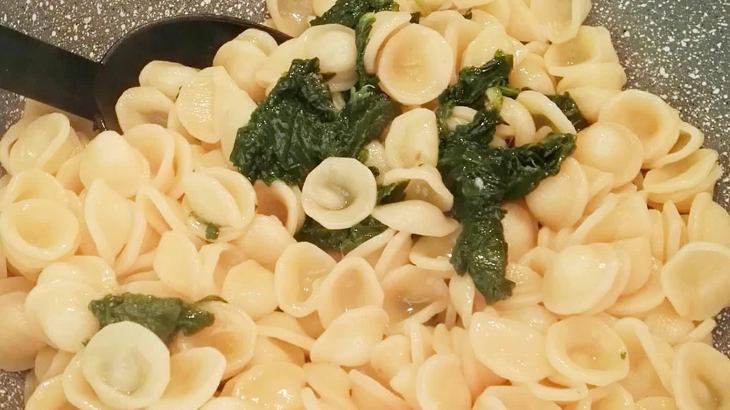 essa acqua usata per bollire le cime) e unire al condimento preparato mescolando sul fuoco per qualche istante.