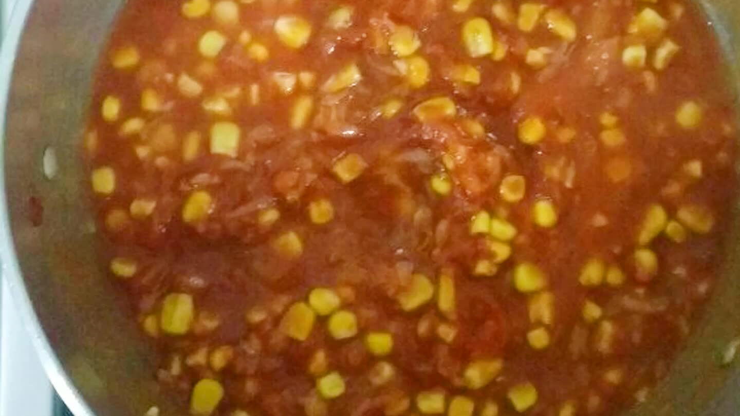 eguida colocar o extrato de tomate e a salsicha já fervida, colocar sal à gosto, cozinhar até levantar fervura.