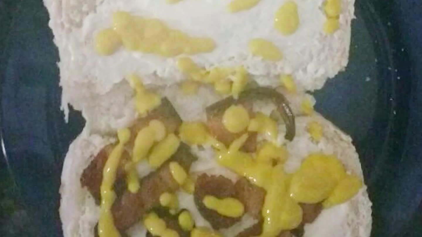 em seguida coloque o molho e a batata palha .