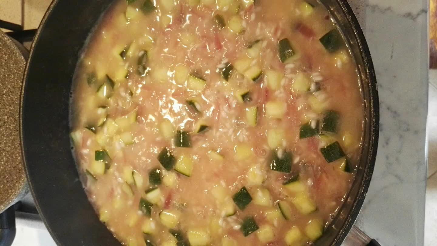 o sia sempre coperto. Aggiustare di sale. Nel frattempo in una pentola a parte scaldare un filo di olio e scottare i gamberi due minuti per lato.