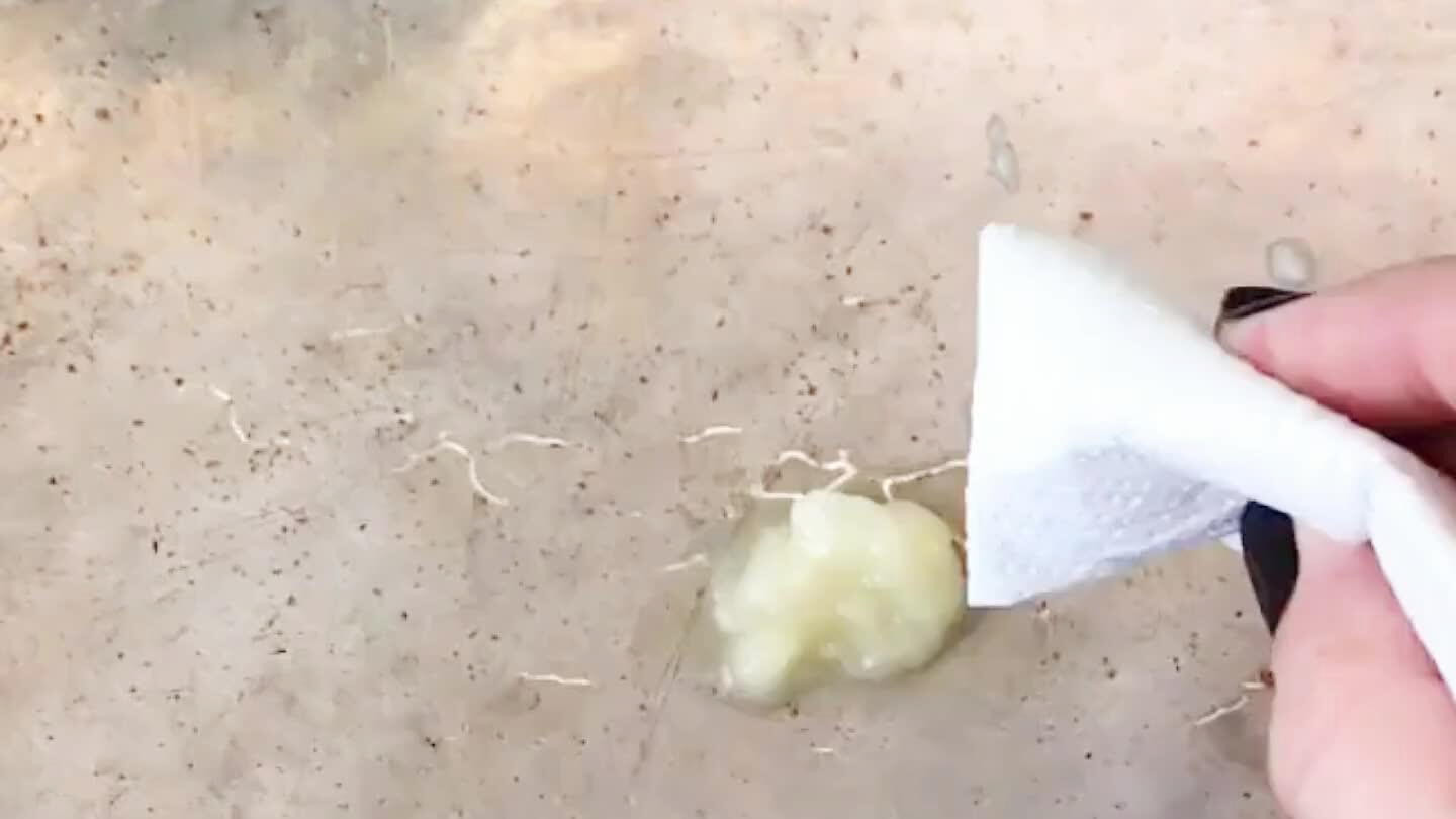 Unte uma forma com mateiga de coco (ou a manteiga que voce preferir) despeje a massa. Pre aqueca o forno a 200graus e asse por 20minutos a 200graus. Retire do forno, deixe esfriar por 30 minutos.