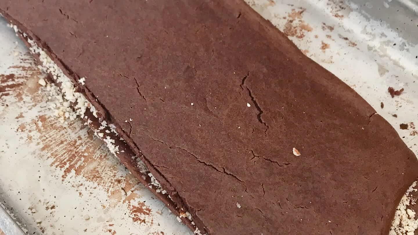Processe castanhas, corte a massa ao meio e adicione as castanhas coloque mel e misture tipo uma “farofinha”. Coloque a outra parte da massa por cima. E pronto.