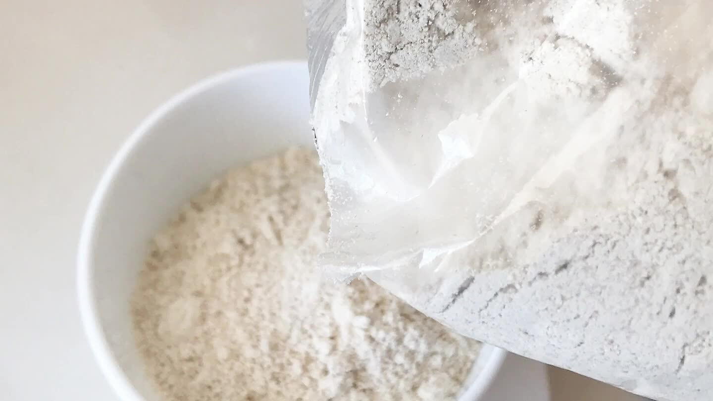 No liquidificador bata a farinha de aveia, agua e os ovos. Adicione a ganache e bata mais um pouco no liquidificador. Adicione o mel e a canela a gosto e bata mais uma vez