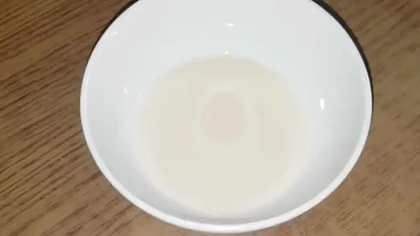 ja hozzá a cukrot, és keverje kicsit el a cukrot is.