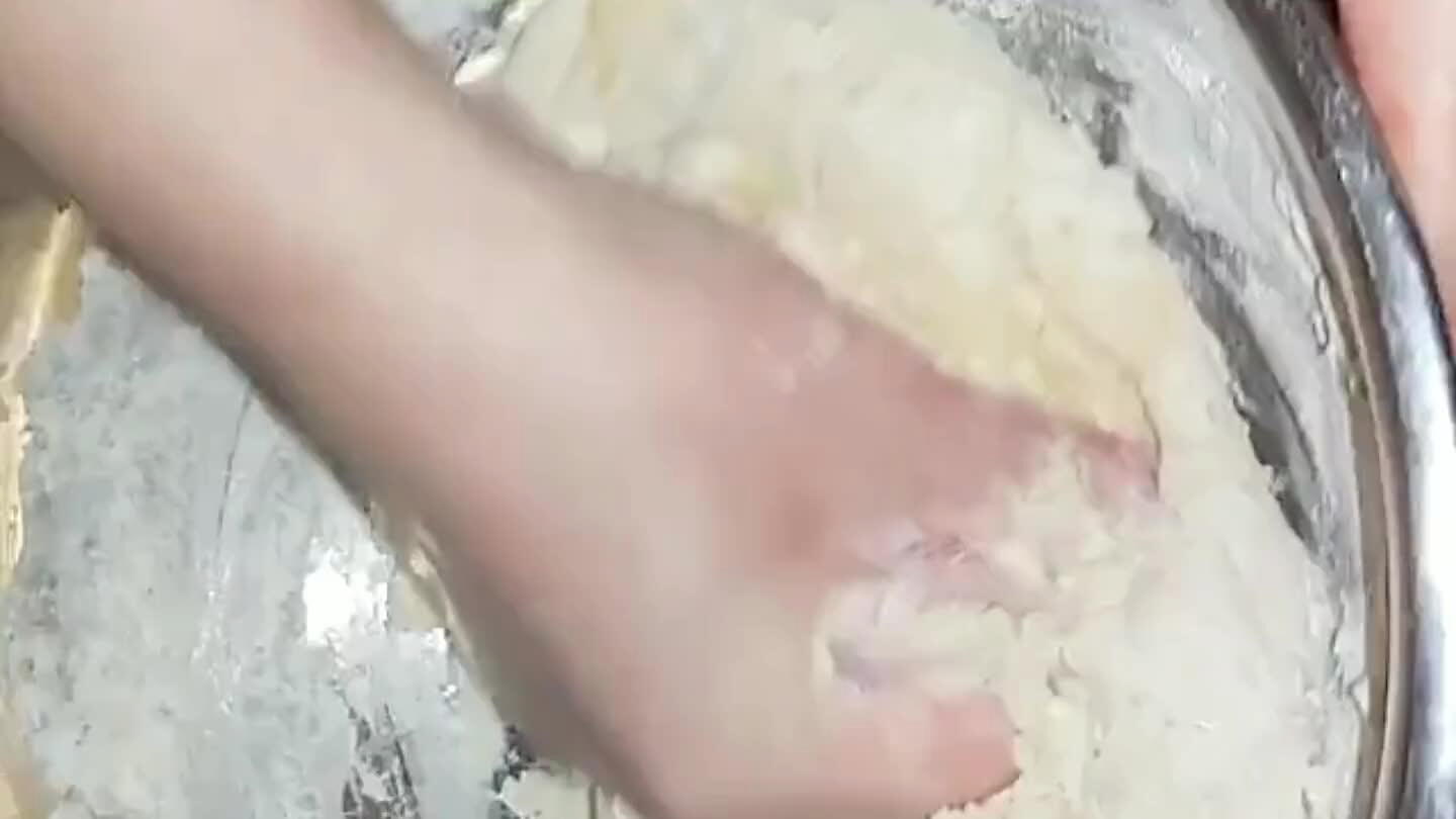 lytassa a tészta dagasztását.