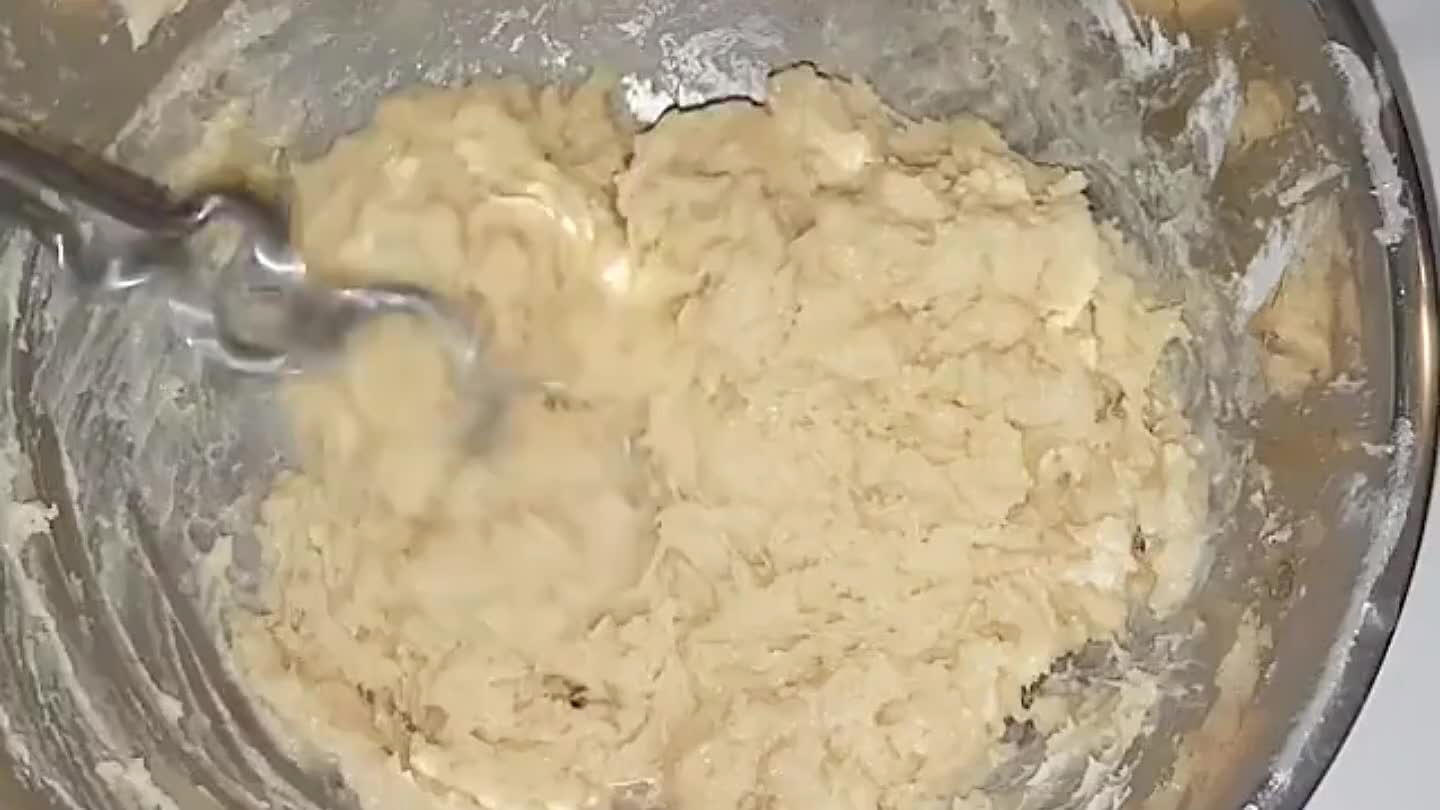 ást. Kézzel 10 percig, géppel 5-6 percig dagassza a tésztát, amíg szép homogén lesz.