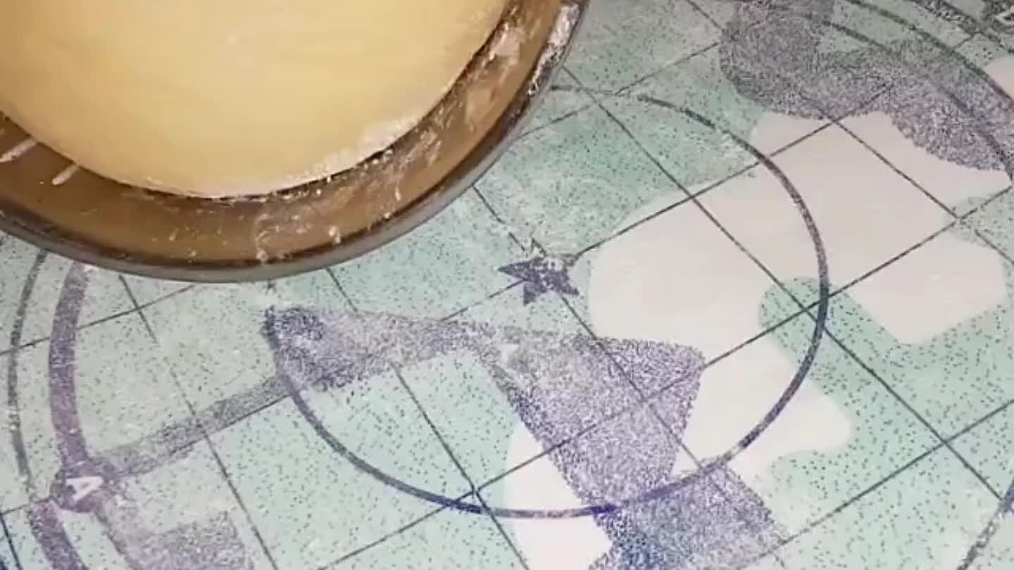 tákból formázzon golyókat. A tésztagolyókat kicsit lapítsa le a nyújtás előtt.