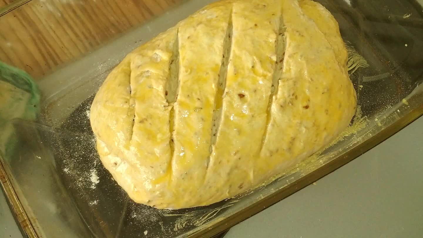 nakrojíme na 4 místech a necháme ještě 30 minut kynout pod utěrkou.