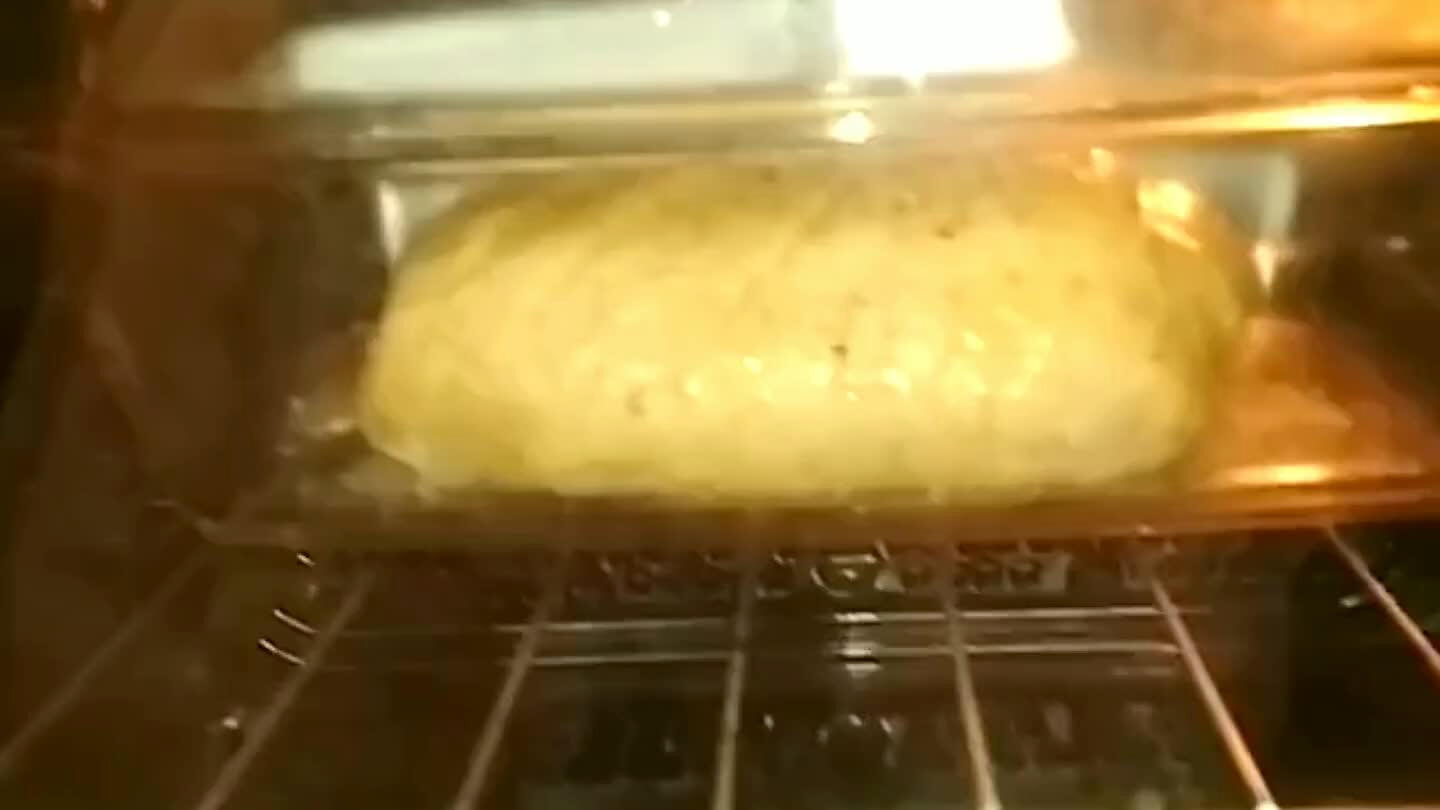 ek, potřeme vejcem, přiklopíme poklicí a pečeme 15 minut při 225 °C