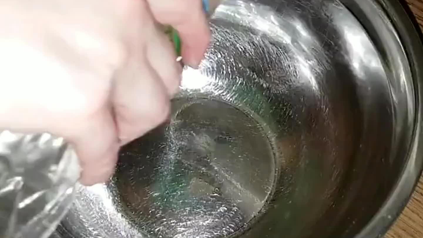 észtát forgassa meg az edényben, hogy az olaj minden oldalról filmszerű rétegben bevonja.