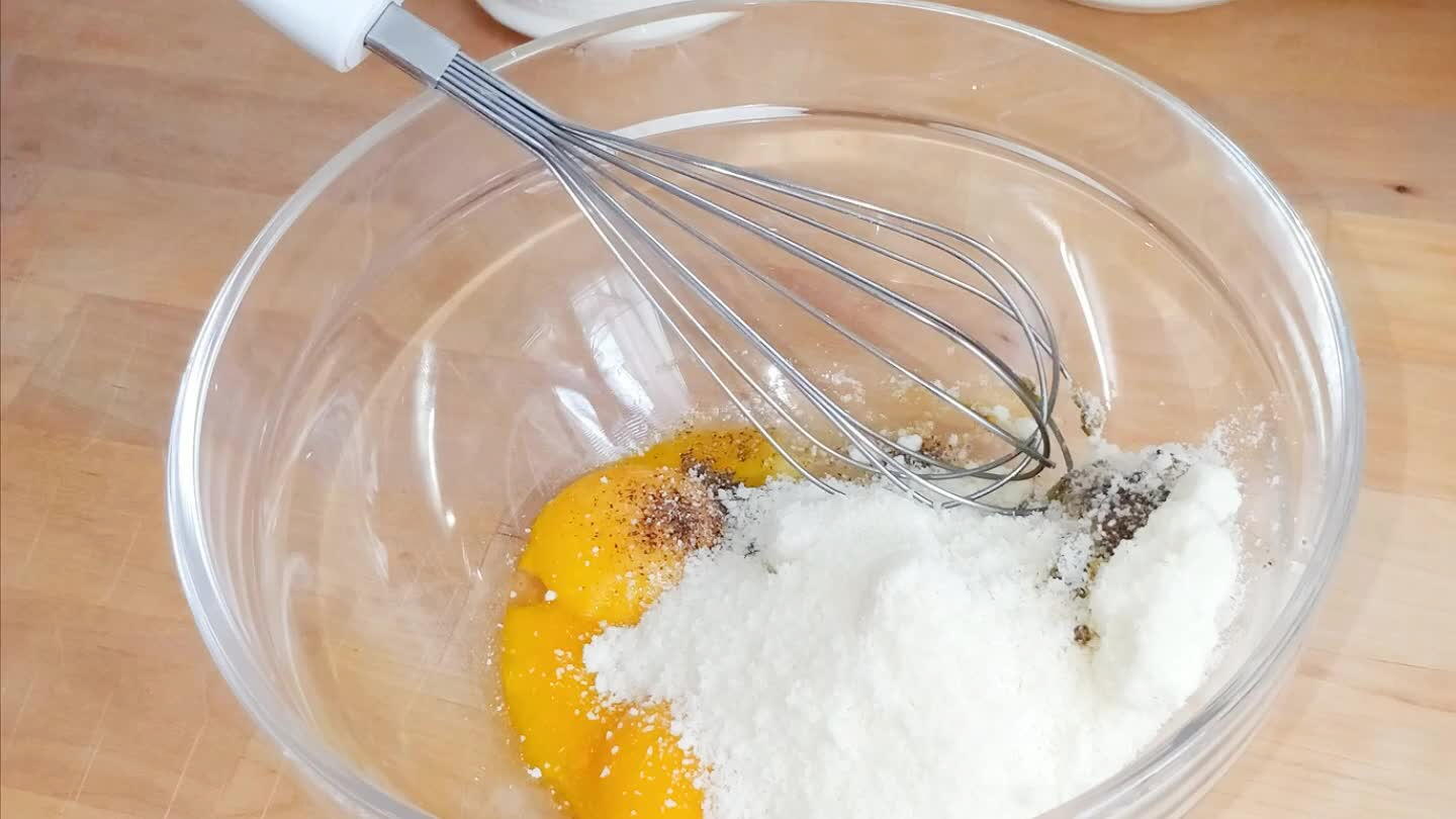 cotto il guanciale, aggiungere a questo composto e mescolare. Questo procedimento viene fatto per insaporire l'uovo con il grasso del guanciale.