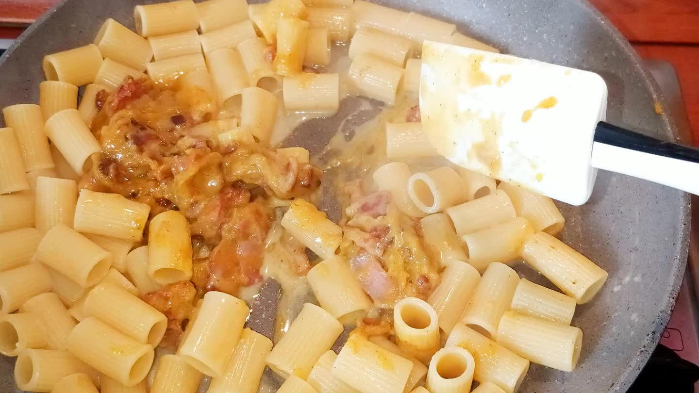 aggiungere il composto di tuorli e guanciale e amalgamare per 1 minuti circa a fuoco basso.