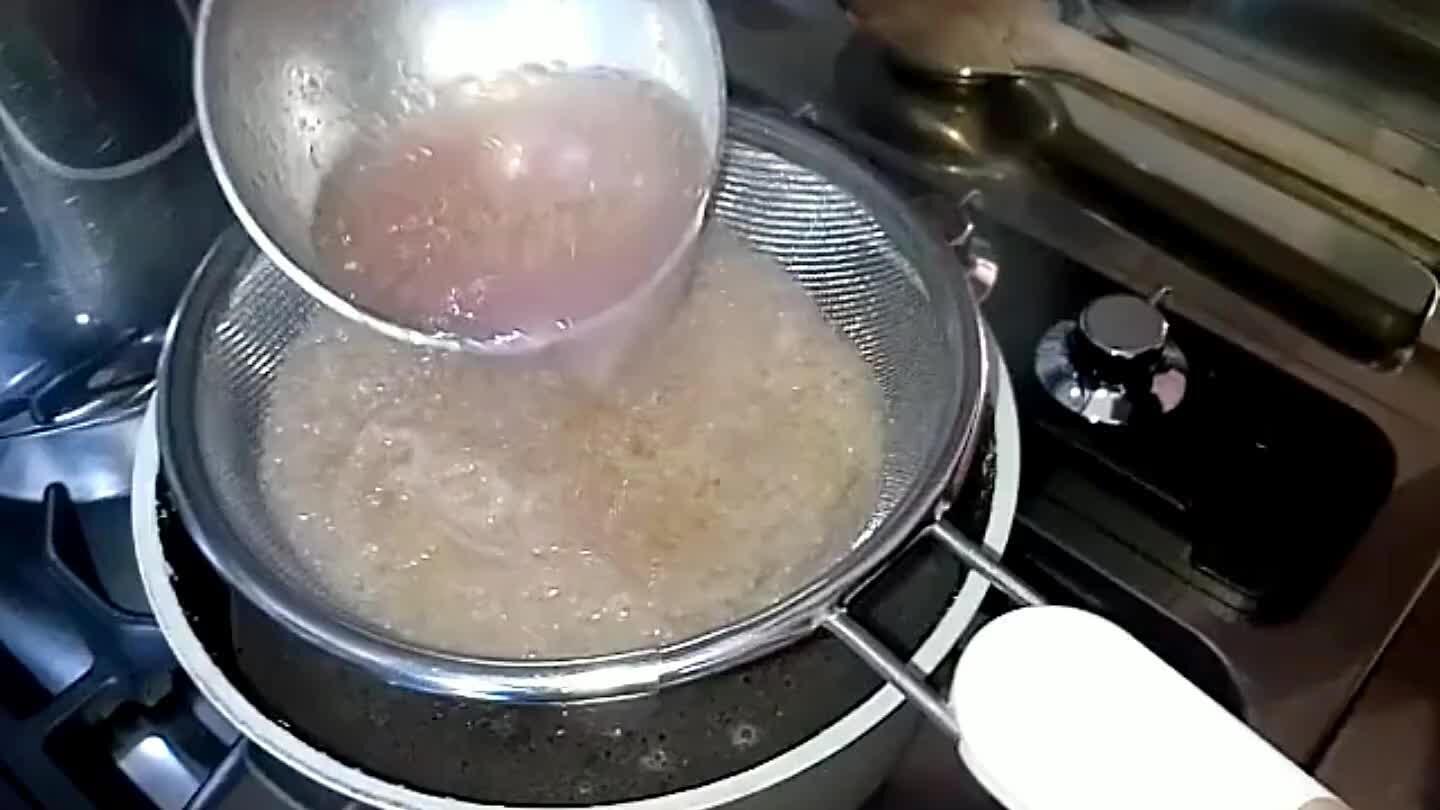 il brodo facendolo filtrare nel passino in modo da raccogliere tutta la crema di Rapanelli