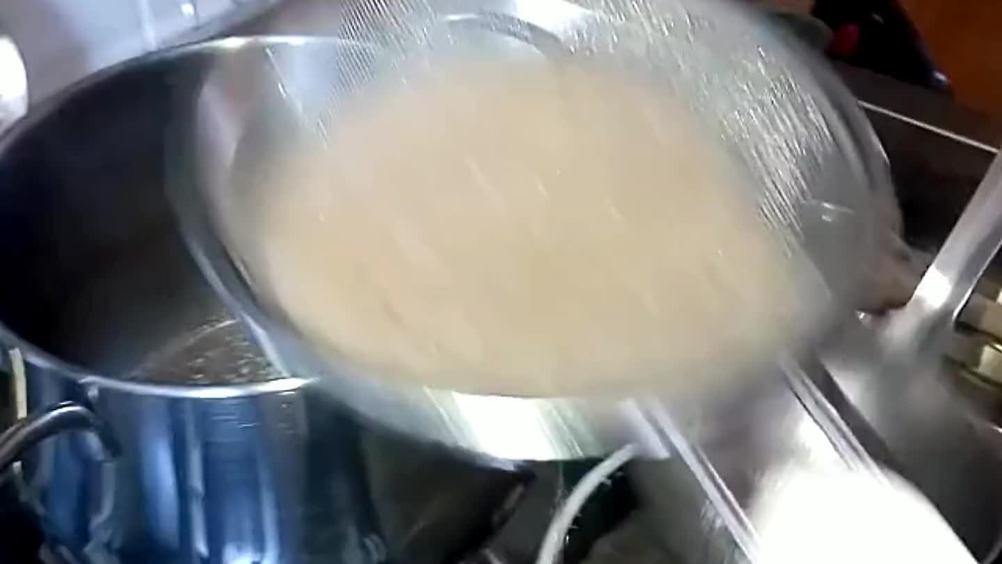 pentola,alzo la fiamma e butto il riso. Ogni tanto mescolare con un cucchiaio di legno