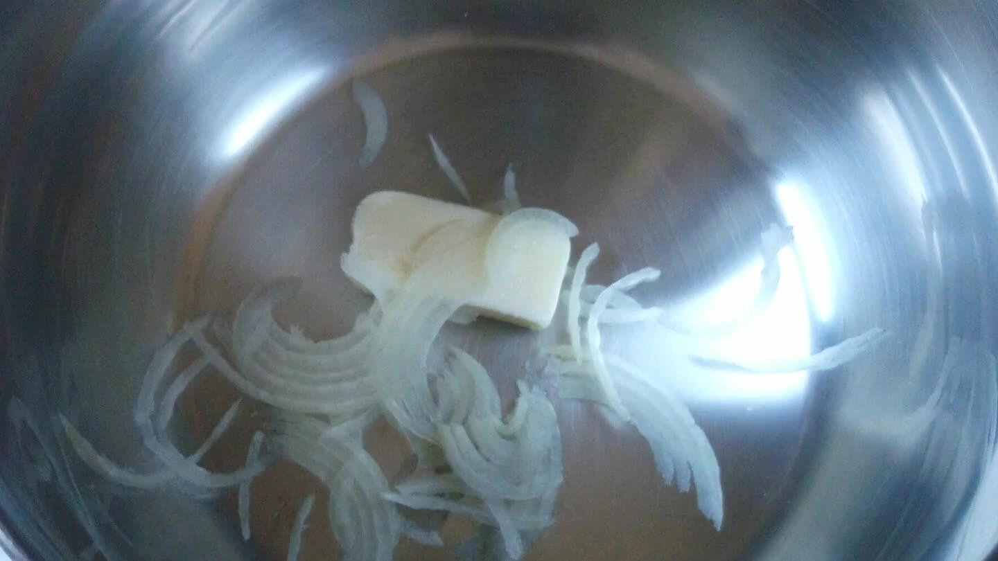 iungo un filo di olio,mettere la pentola sul fornello a fuoco basso per far sciogliere il burro senza bruciare la cipolla.