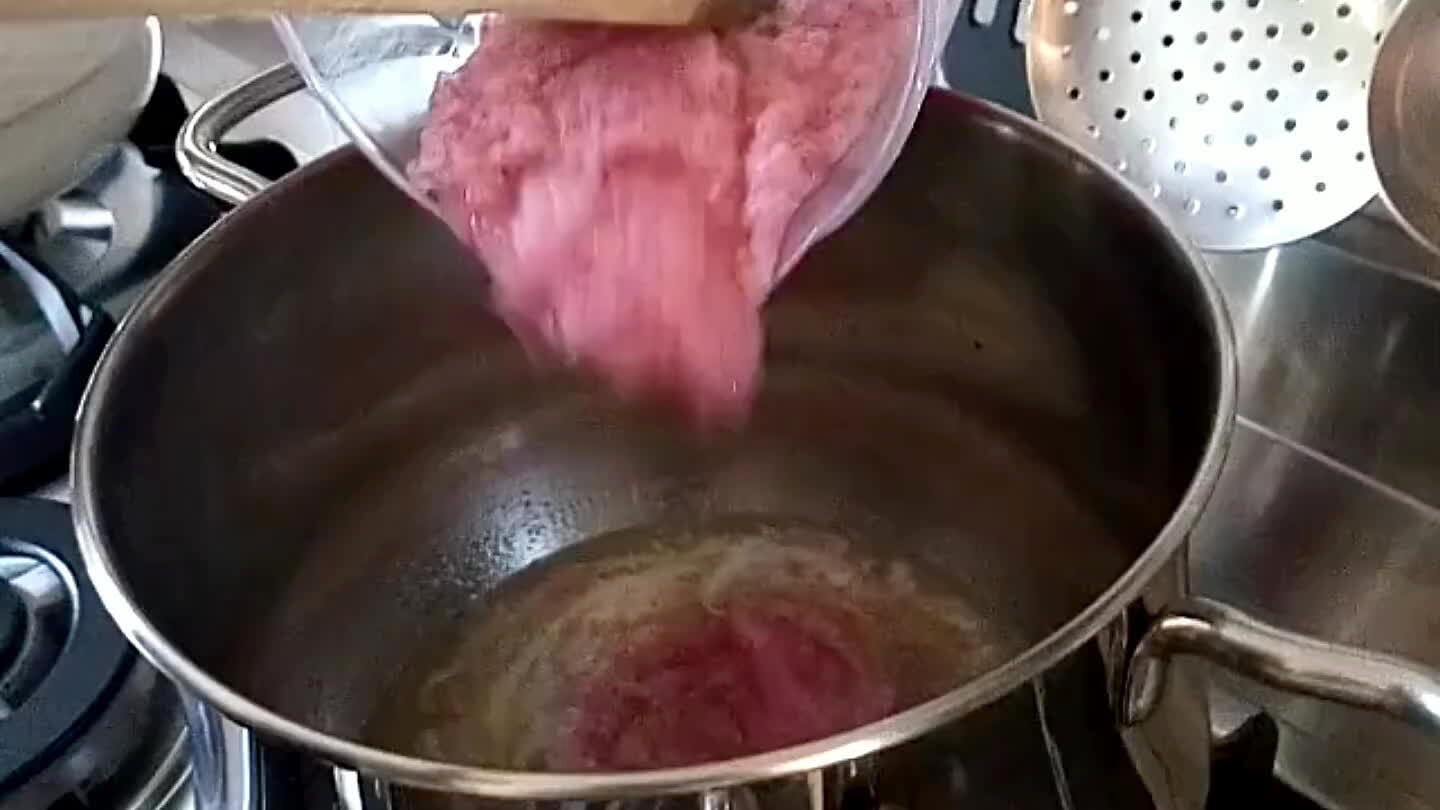 mente il fuoco per farlo asciugare dall'acqua.Sfumare con un po' di vino bianco