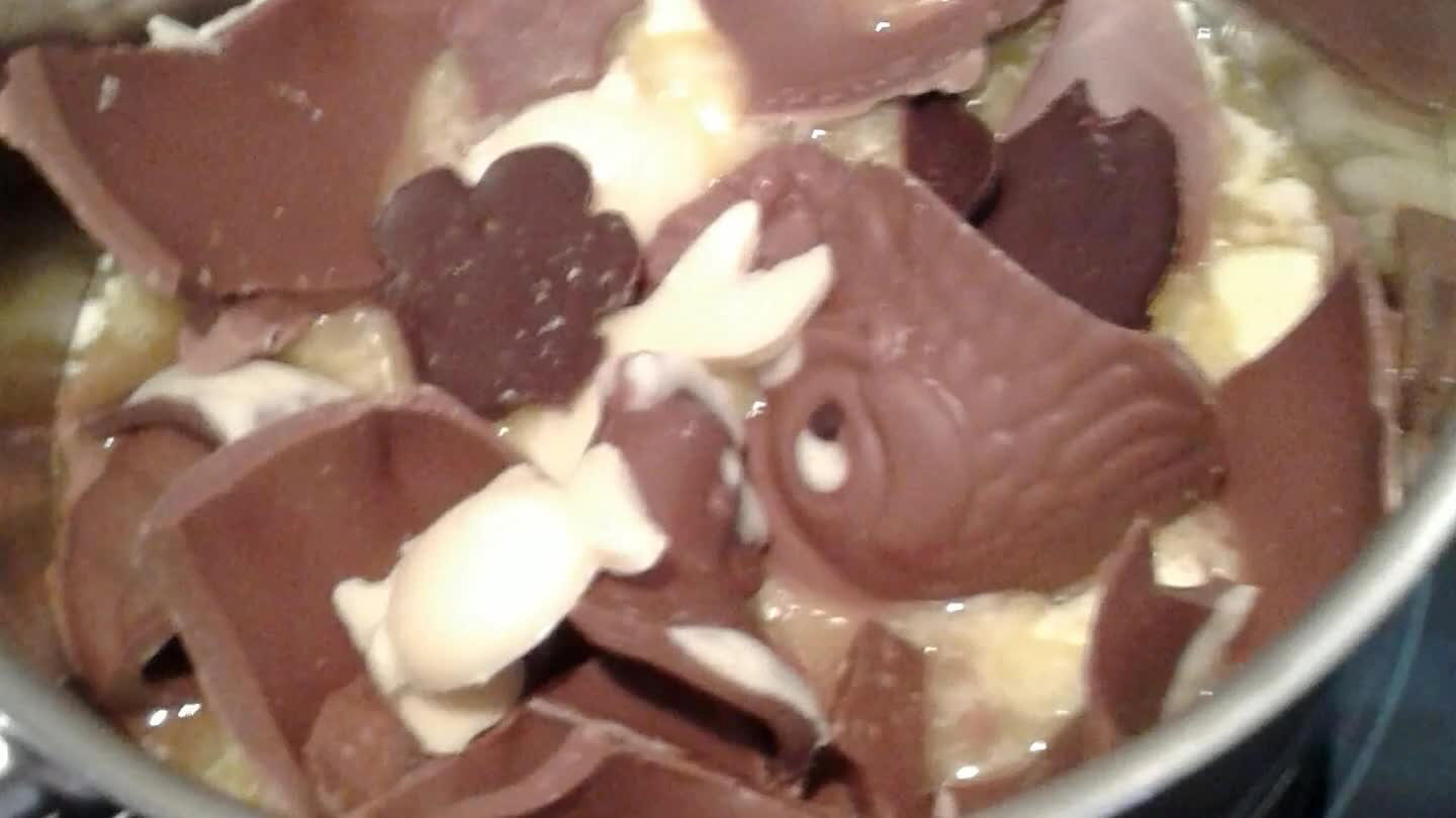 Dans une casserole, faire fondre le beurre et le chocolat coupés en petits morceaux puis mélanger bien.