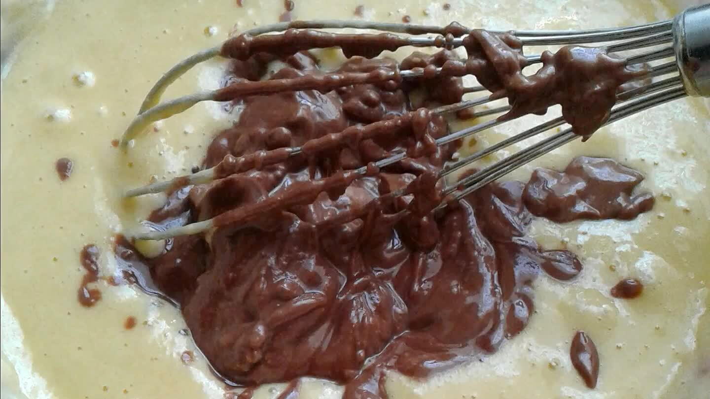 Ajouter le chocolat et le beurre fondus puis mélanger.