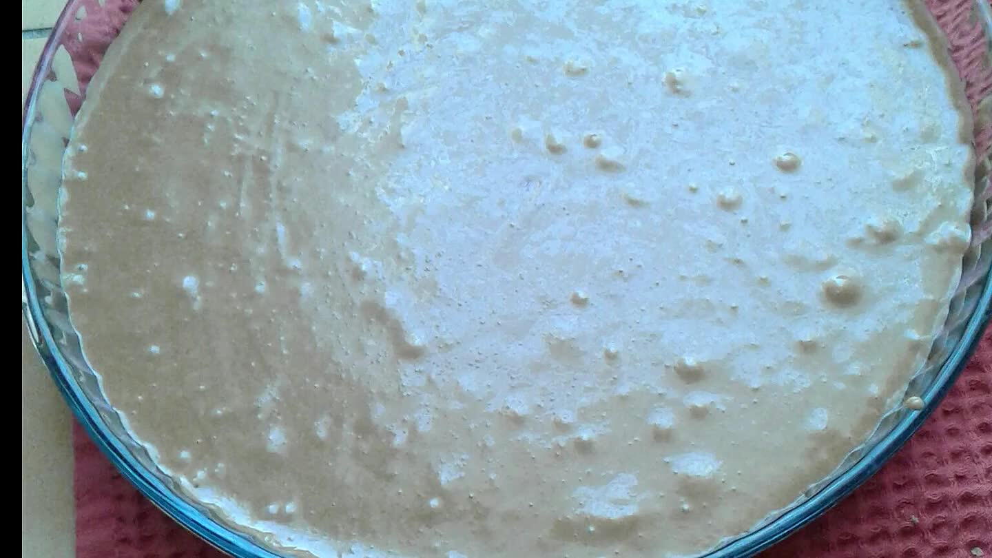 Dans un moule à tarte, verser la préparation puis ajouter les popcorn.