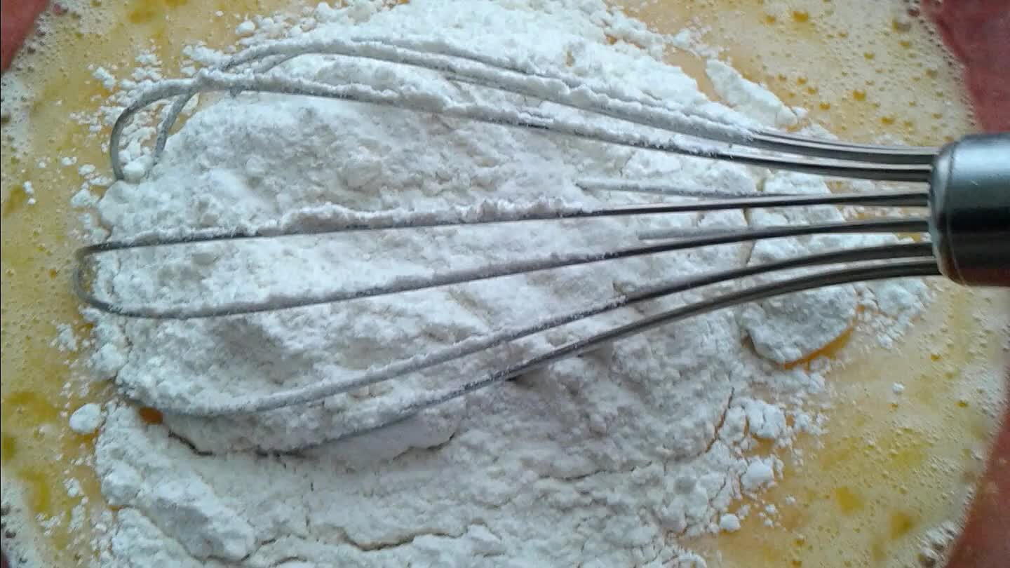 Incorporer la farine, la poudre d'amandes et la levure.