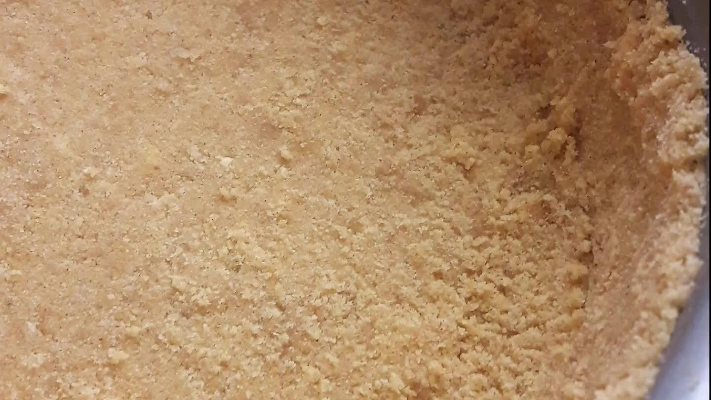 dough evenly to the form and the sides. Put it into the preheated oven for 8 minutes. Lower the temperature.